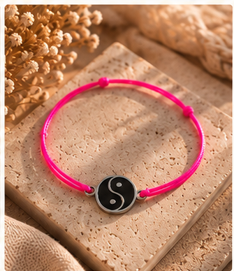 Bracelet NARA argenté à plat dans une ambiance bohème - CARLI for M