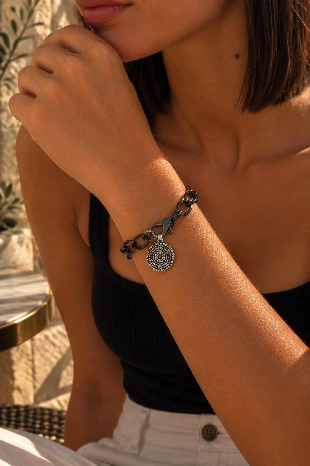 Bracelet PISE noir avec médaille ronde porté