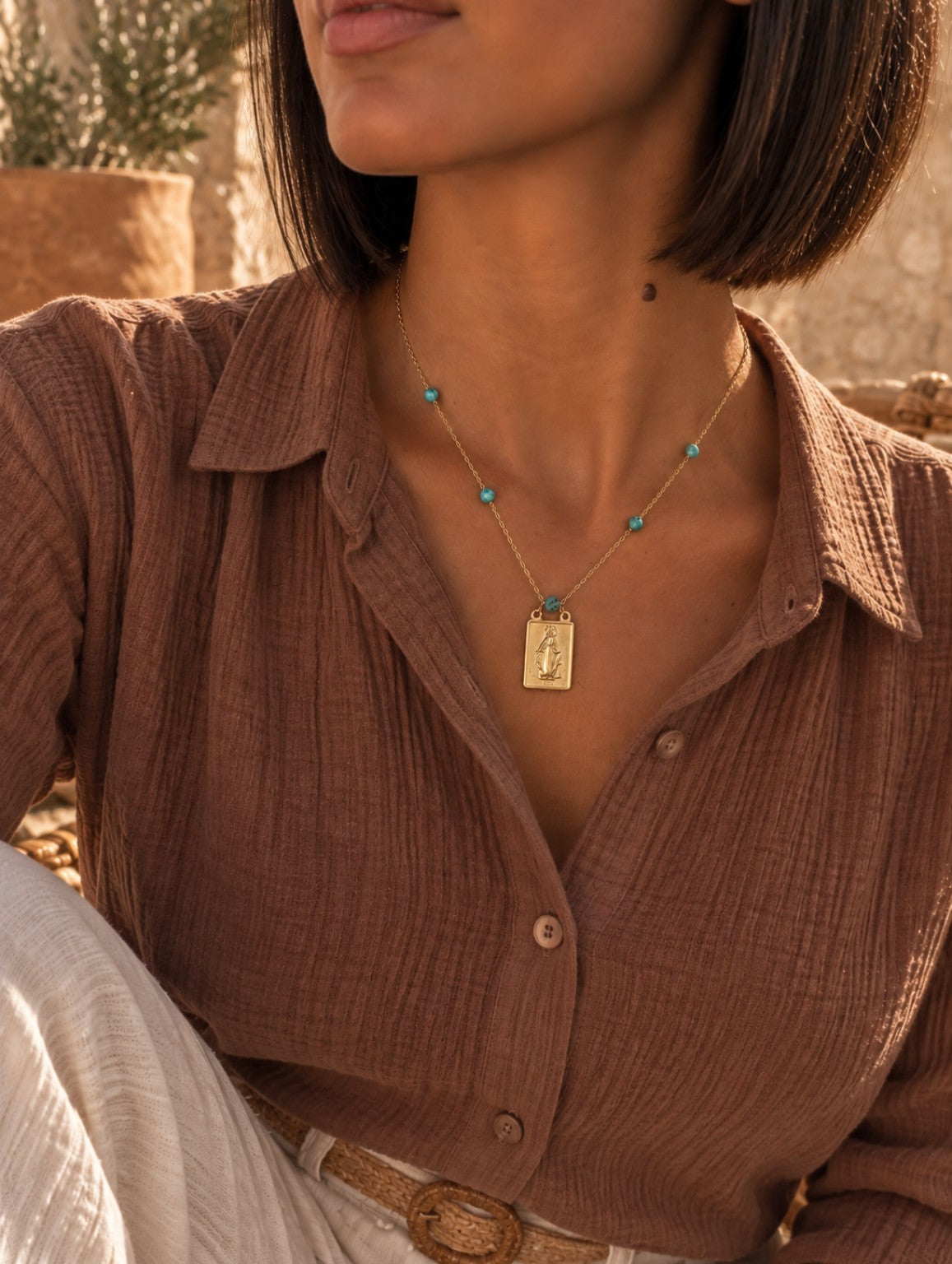 Collier LIMA doré avec perles turquoise et médaille, porté
