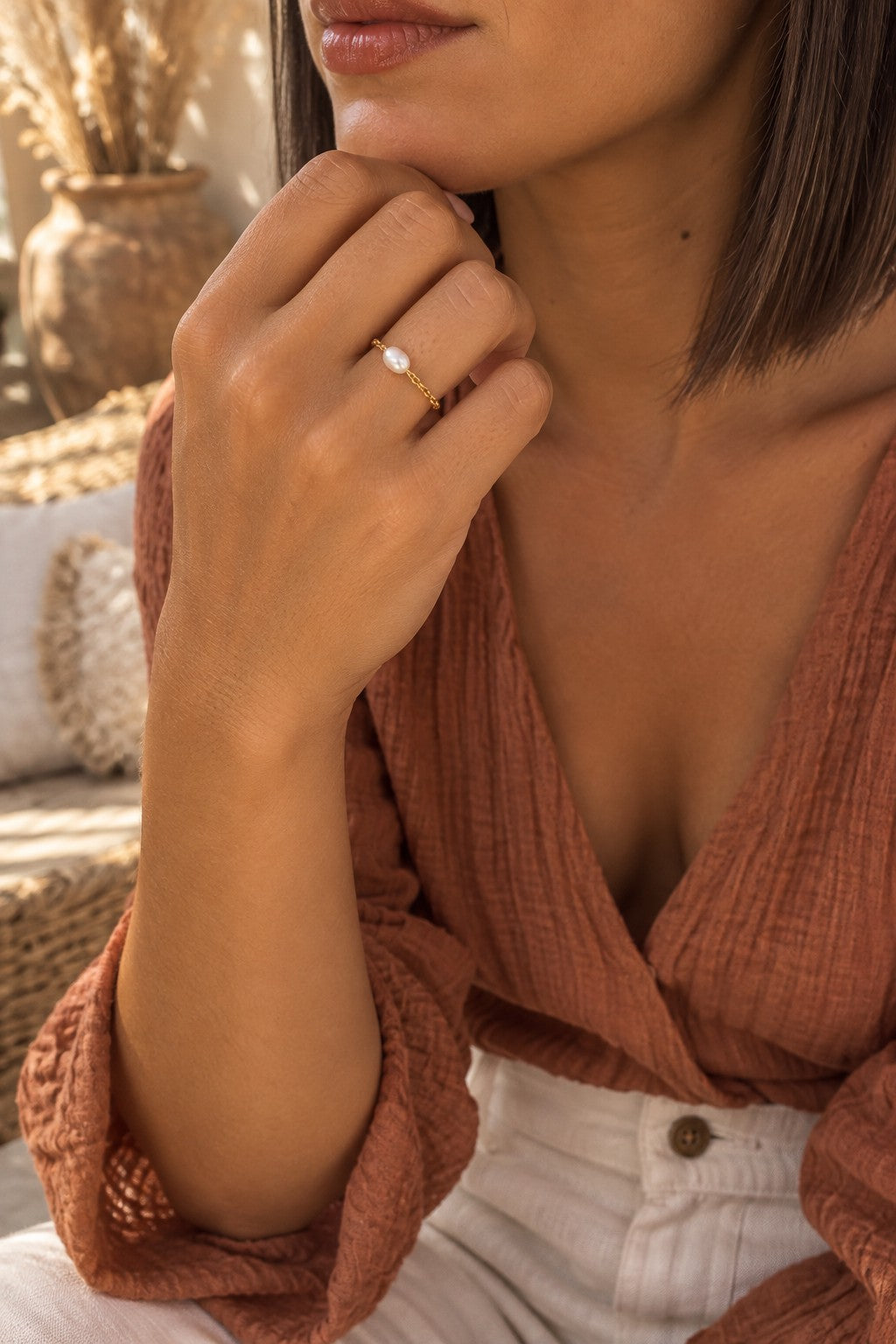 Bague COMO dorée avec perle blanche portée