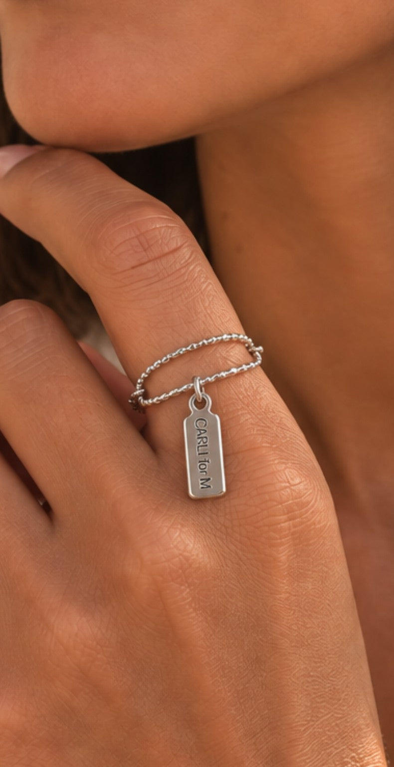 Bague SÉVILLE argentée portée - gros plan