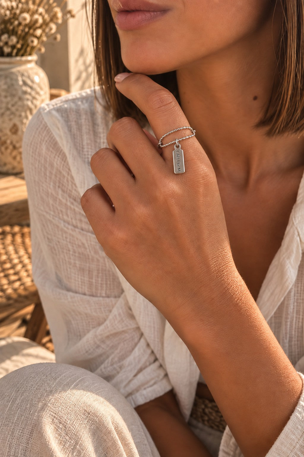 Bague SÉVILLE argentée portée par un mannequin