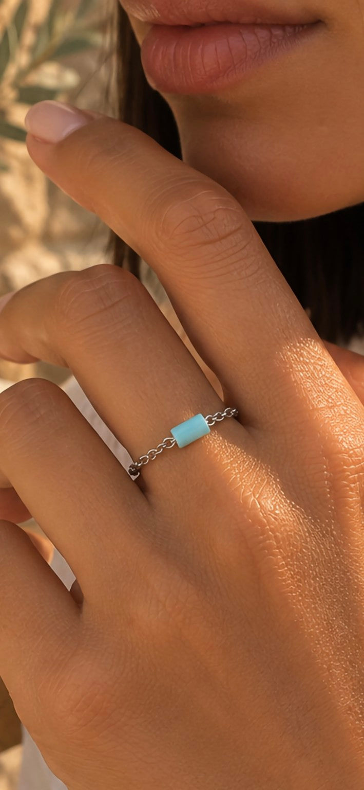 Bague SIENA argentée avec perle turquoise en gros plan