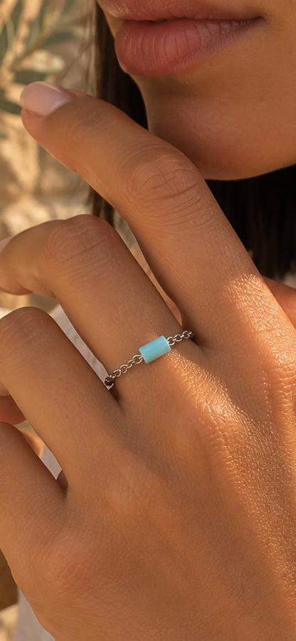 Bague SIENA argentée avec perle turquoise en gros plan
