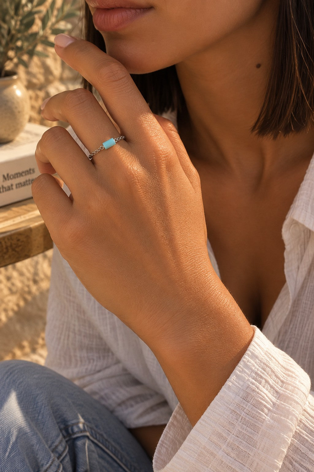 Bague SIENA argentée avec perle turquoise portée