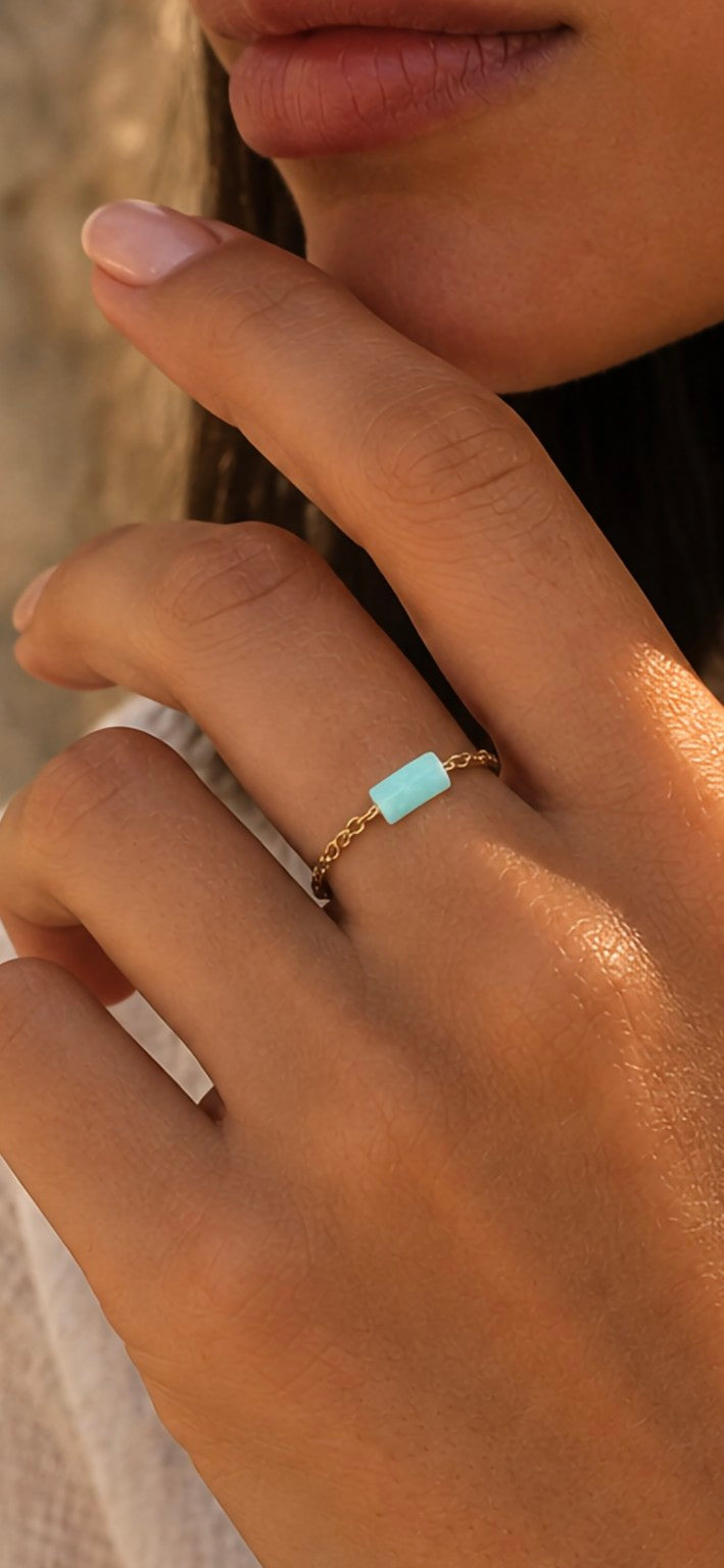 Bague SIENA dorée avec perle turquoise en gros plan