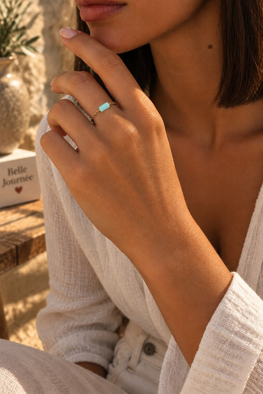 Bague SIENA dorée avec perle turquoise portée