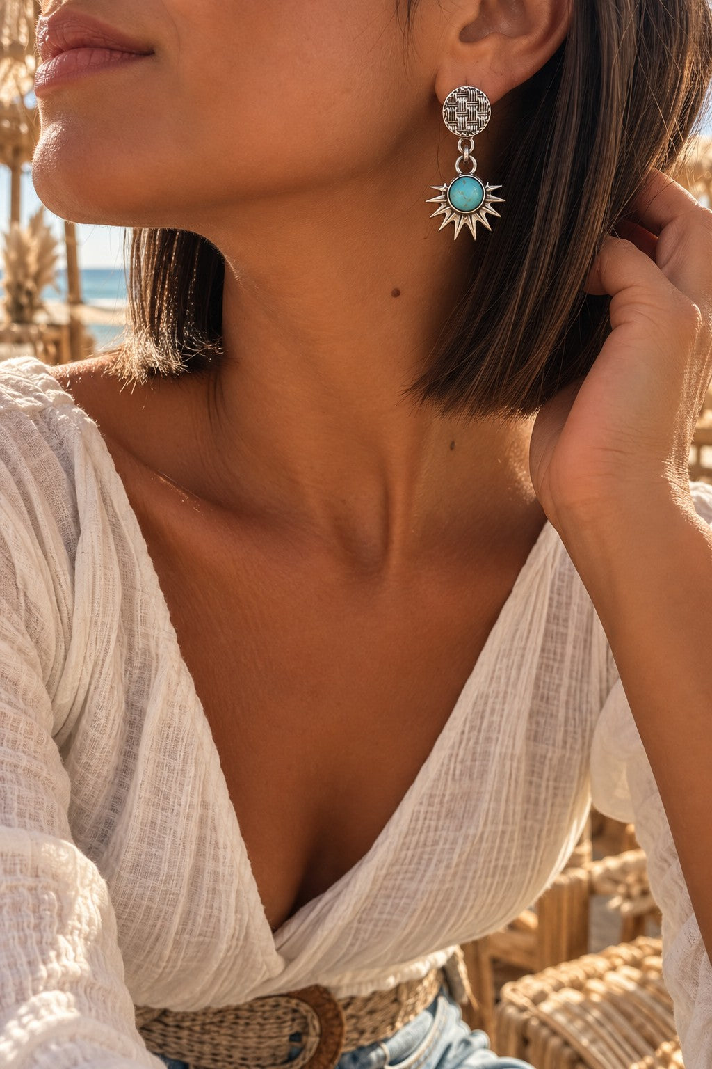 Boucles d’oreilles DAKAR argentées avec motif solaire et cabochon turquoise, portées