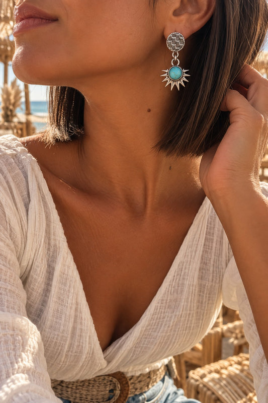 Boucles d’oreilles DAKAR argentées avec motif solaire et cabochon turquoise, portées