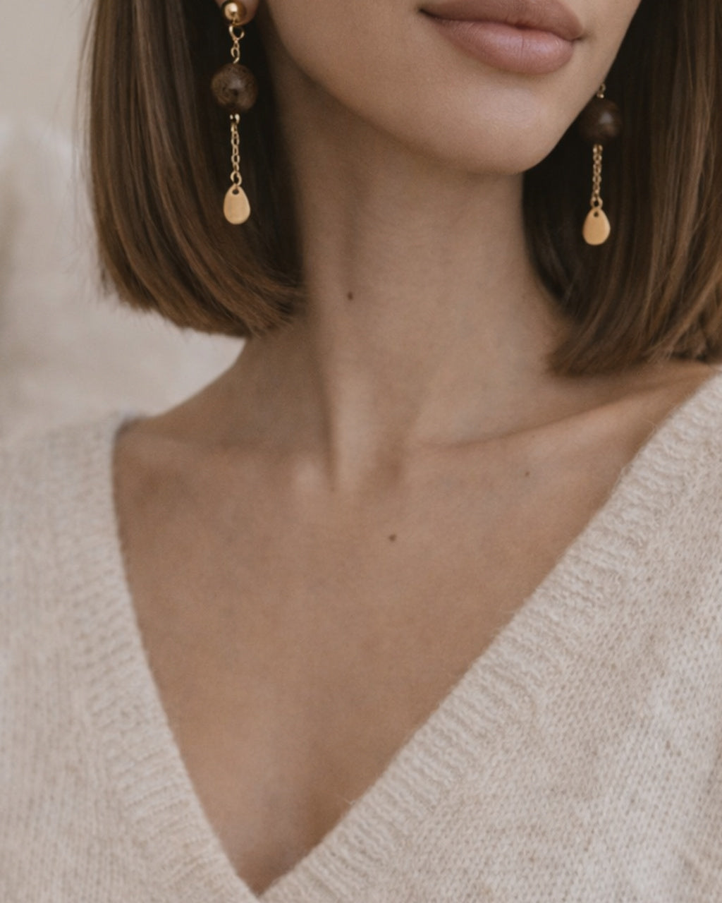 Boucles d'oreilles PEKIN portées, cadrage rapproché - CARLI for M