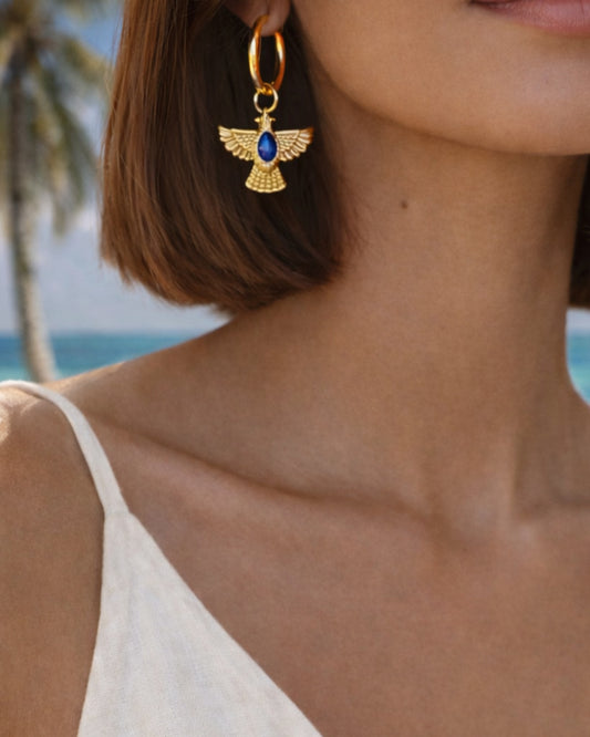 Boucles d'oreilles PHOENIX portées, cadrage rapproché - CARLI for M