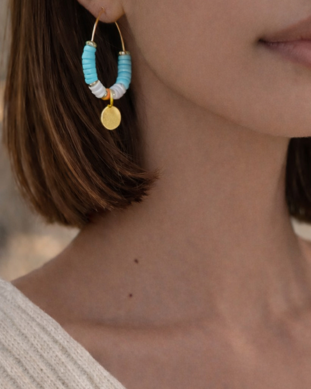 Boucles d'oreilles RIO portées, cadrage rapproché - CARLI for M