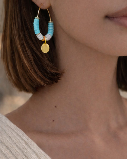 Boucles d'oreilles RIO portées, cadrage rapproché - CARLI for M