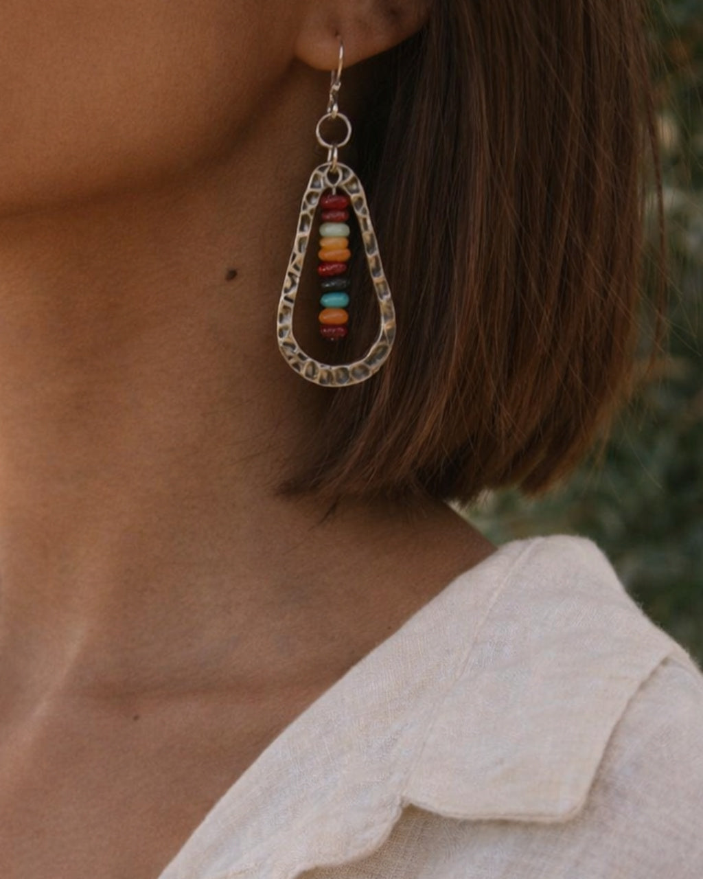 Boucles d'oreilles TULSA portées, cadrage rapproché - CARLI for M