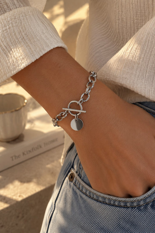 Bracelet BOLOGNE argenté à maillons et médaille ronde porté