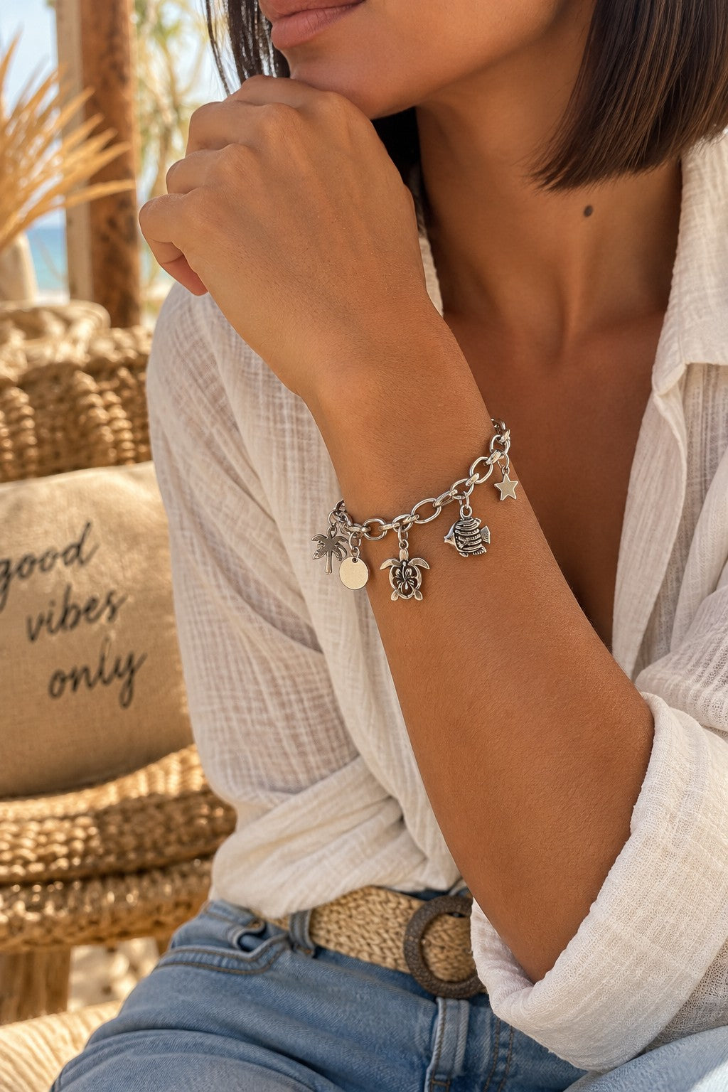 Bracelet NOUMÉA argenté à breloques tropicales porté au poignet