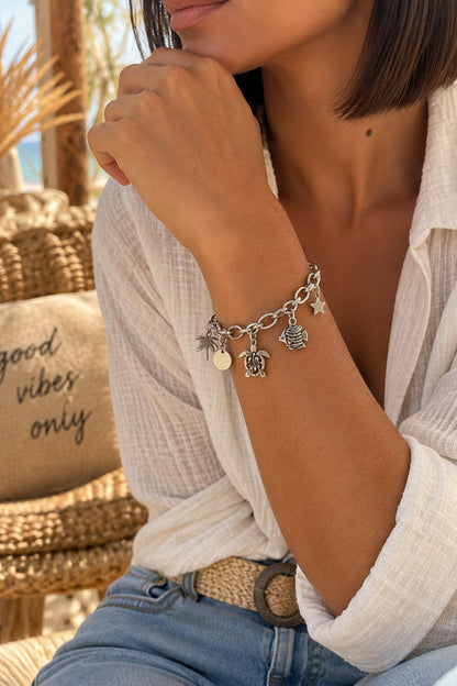 Bracelet NOUMÉA argenté à breloques tropicales porté au poignet