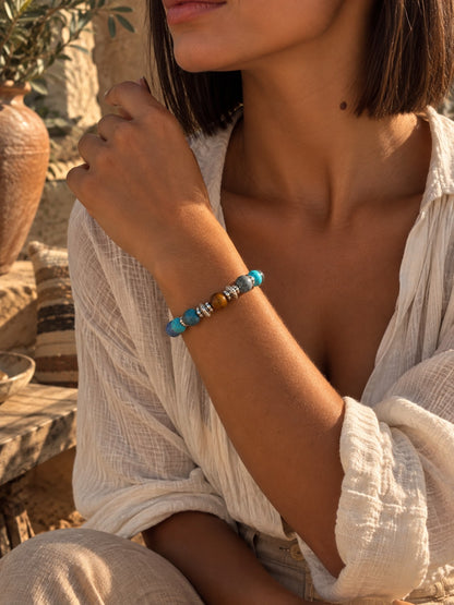 Bracelet SEDONA porté avec perles turquoise, bleues et brunes