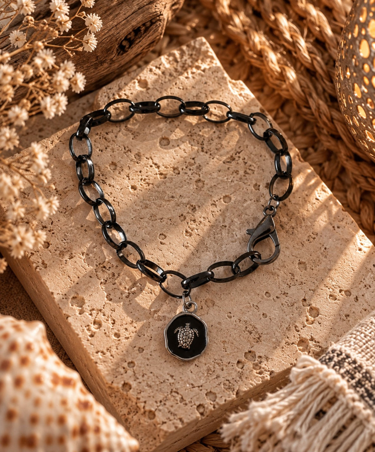 Bracelet SFAX noir avec médaille tortue en ambiance bohème