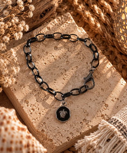 Bracelet SFAX noir avec médaille tortue en ambiance bohème