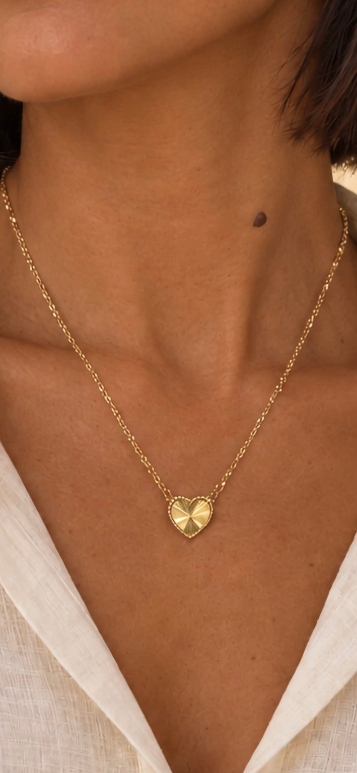 Collier LUCCA : gros plan du pendentif cœur doré