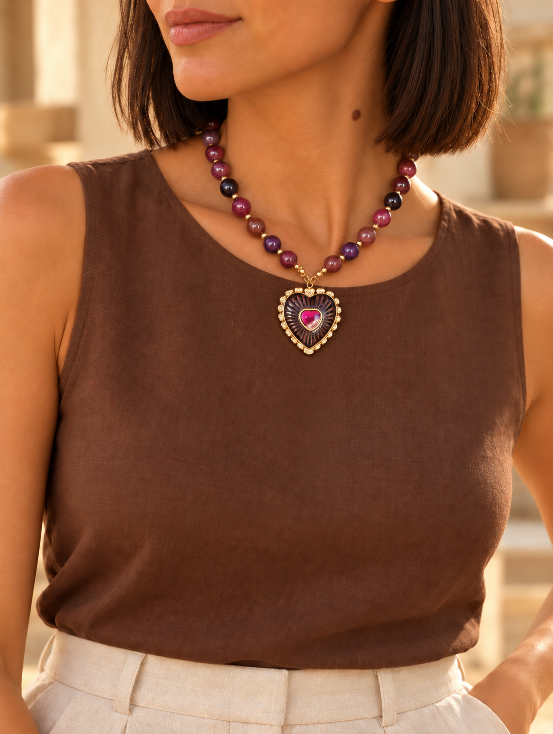 Collier MANTOUE à perles prune et bordeaux et pendentif cœur porté