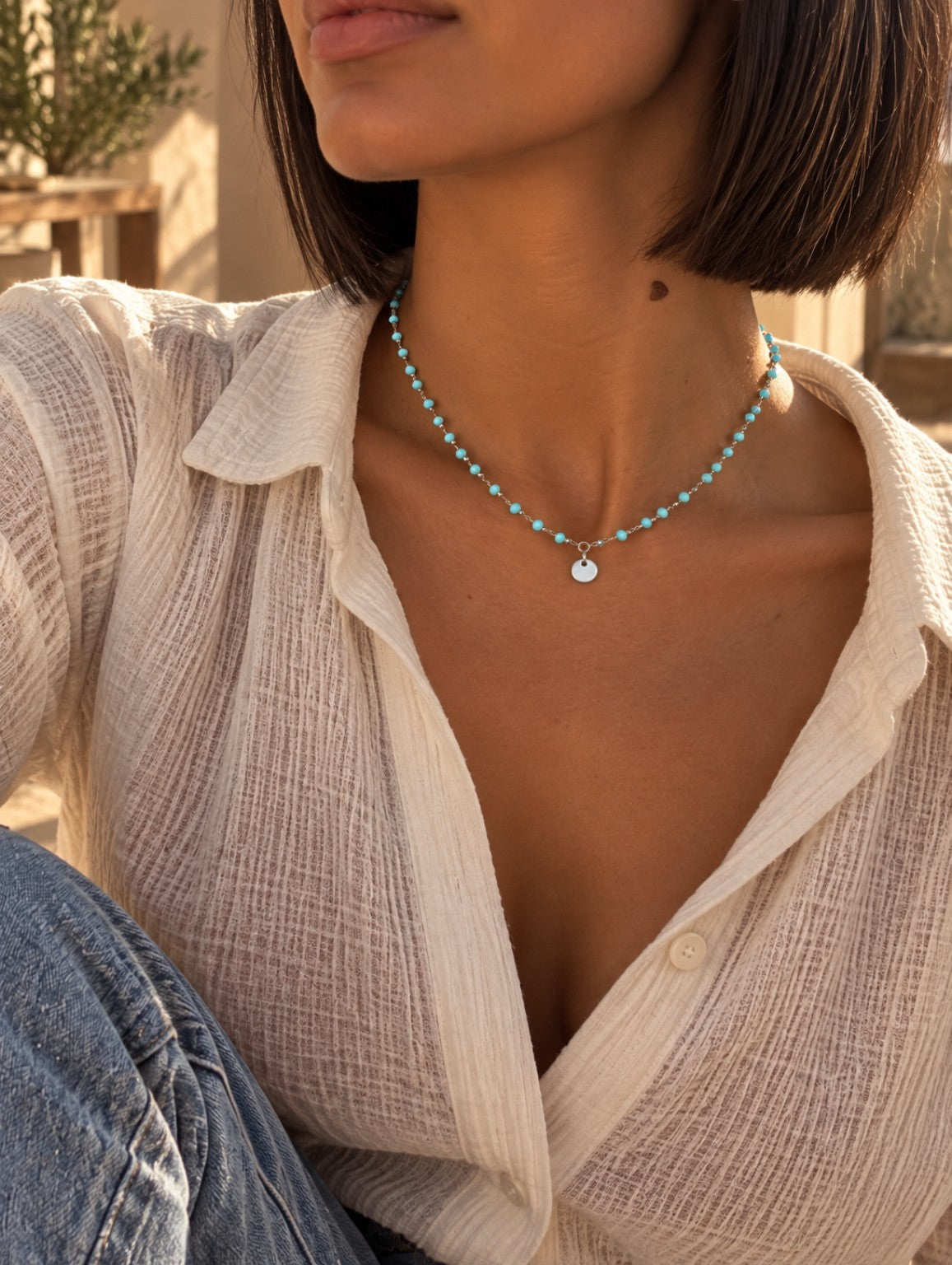 Collier MENTON argenté avec perles turquoise et médaille ronde, porté