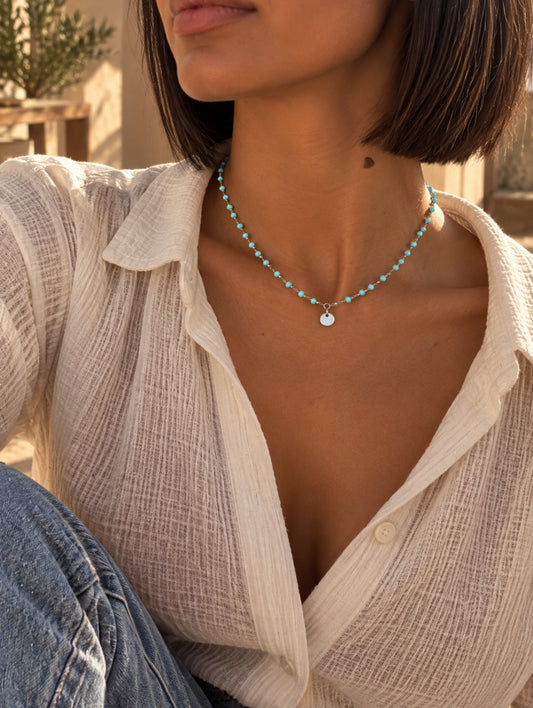Collier MENTON argenté avec perles turquoise et médaille ronde, porté
