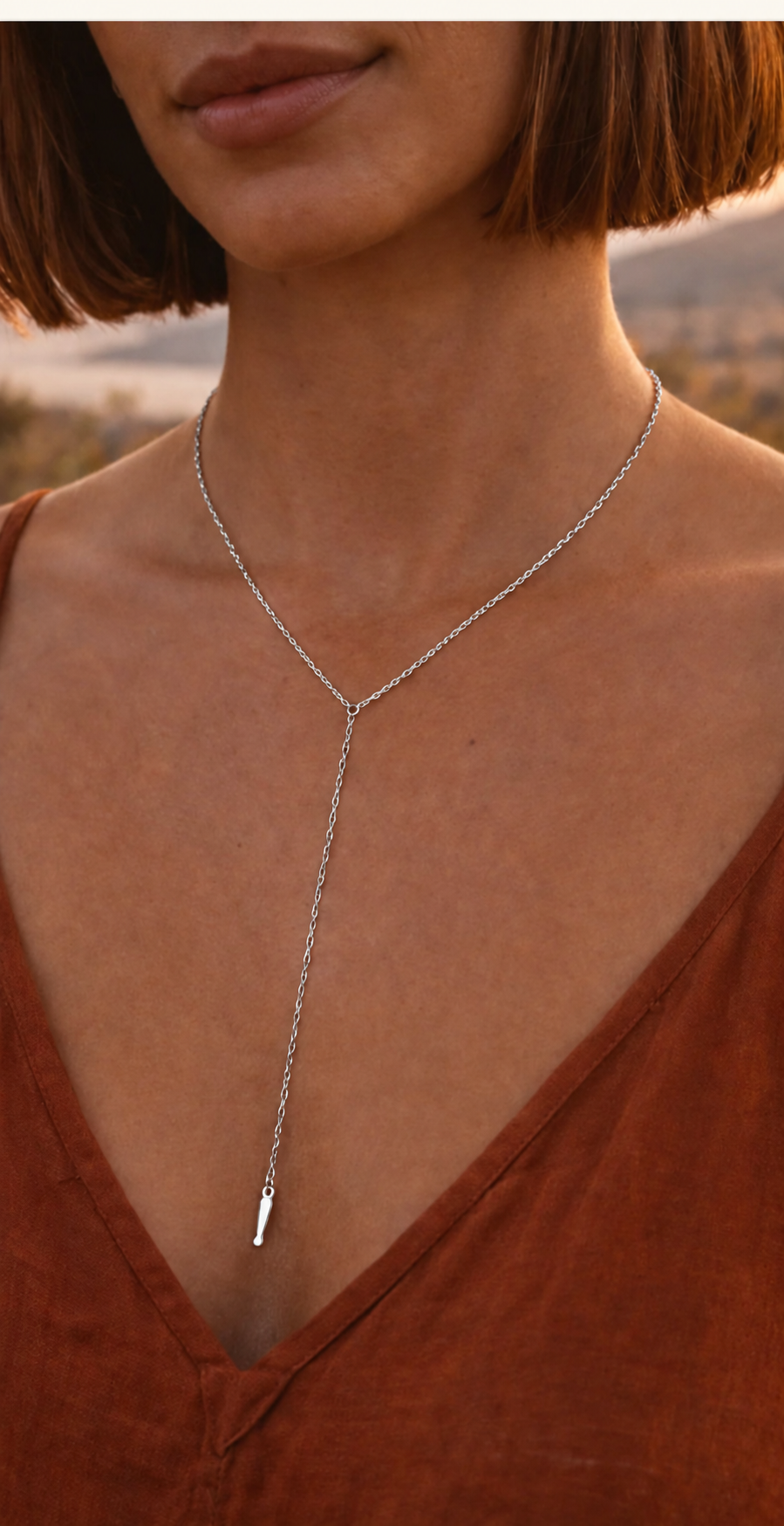 Collier SAMOA argenté porté sur mannequin