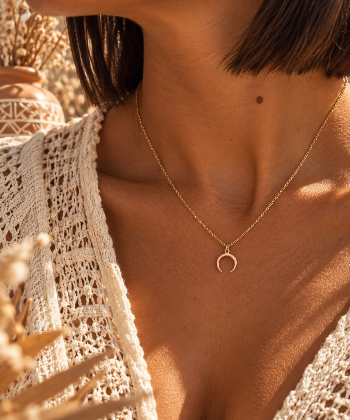 Collier SAVANNAH doré avec pendentif croissant porté
